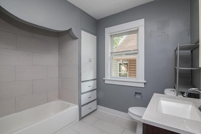 Building Photo - 1014 Wilson Ave