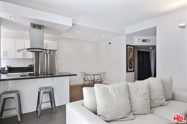 Building Photo - 7250 Franklin Ave