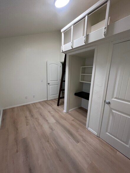 Building Photo - 919 W Tyler Ave