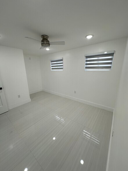 Building Photo - 9367 Fontainebleau Blvd