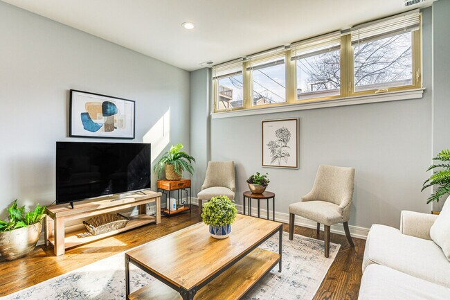 Primary Photo - 2113 W Armitage Ave