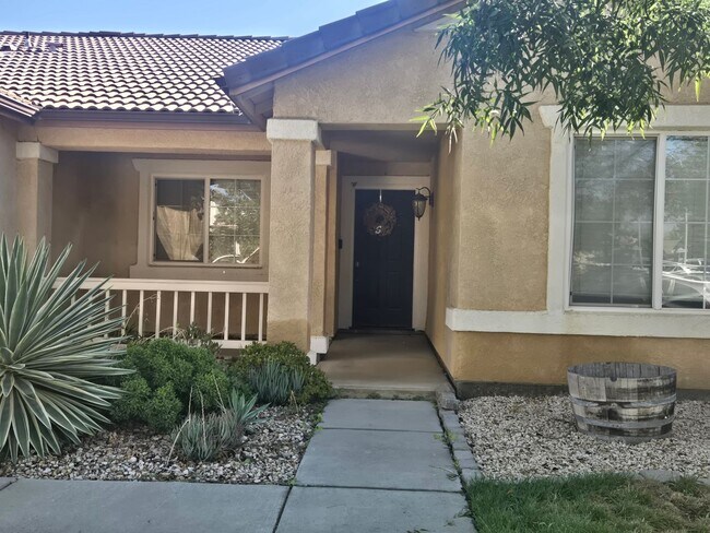 Building Photo - 3 BR 2 BA Available Now