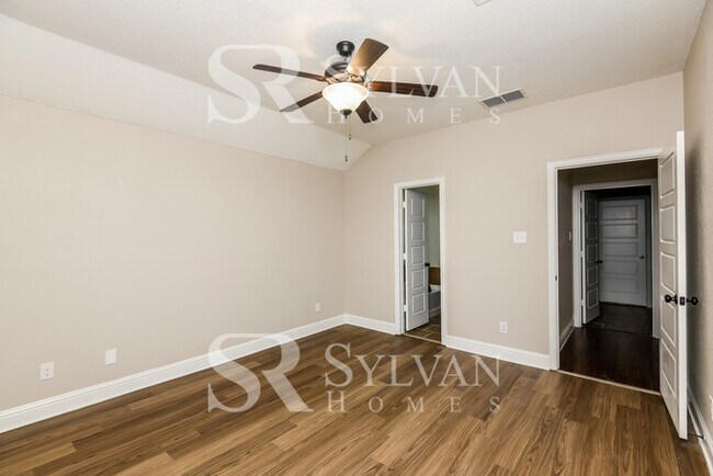 Building Photo - Prepare to be impressed by this 4bedroom, 2.5 bathroom home