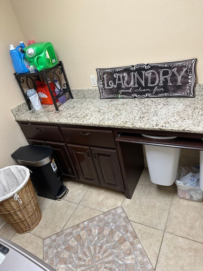 Building Photo - Available March 1st!  Modern 5-Bedroom 4-Bathroom Home in SW Bentonville