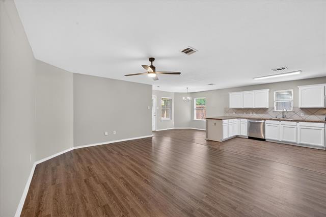 Building Photo - 3304 Glenmore Dr