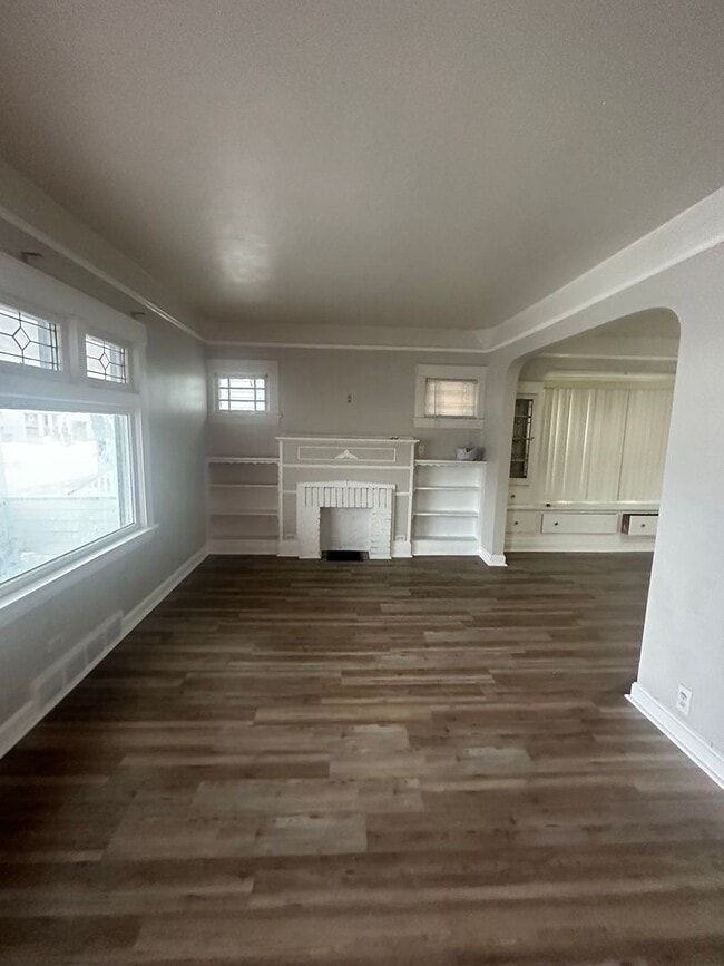 Building Photo - 4bd Single Section 8 or Cash pay !