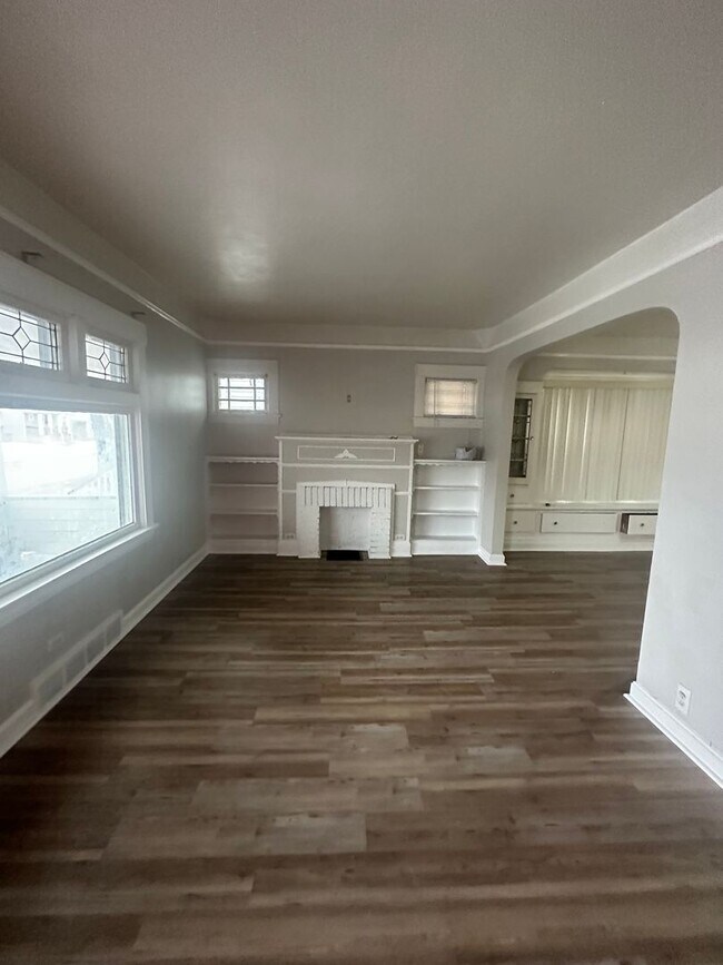 Building Photo - 4bd Single ! SECUTIRY DEPOSIT SPECIAL