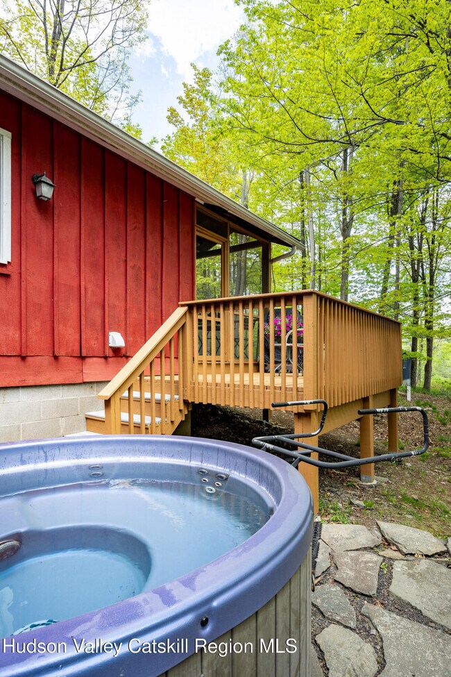Building Photo - 2465 Glasco Turnpike