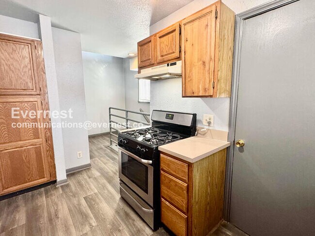 Building Photo - 1327 S Lawton Ave