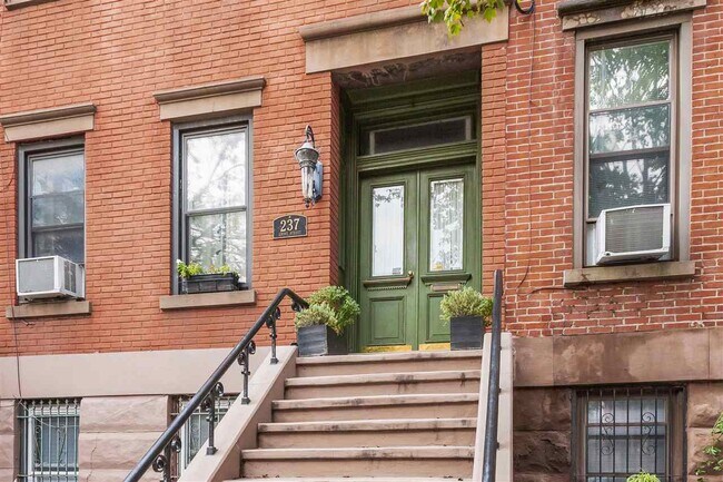 Building Photo - 237 Grove St