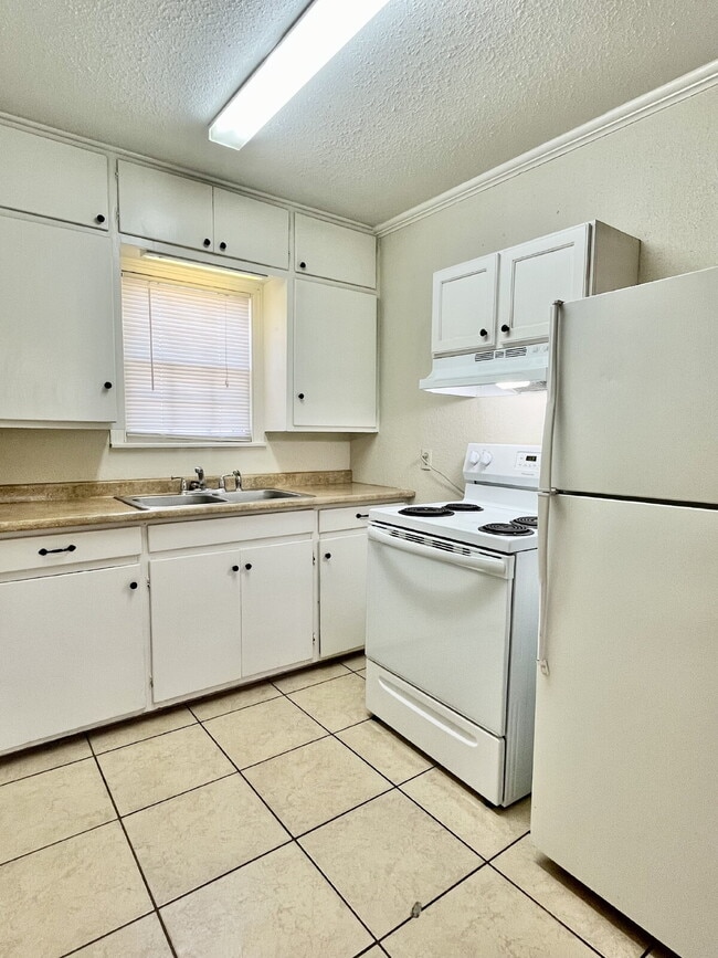 Building Photo - Tech Terrace Area Home with Private Yard & Washer/Dryer