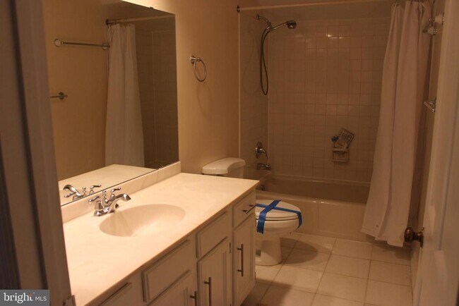 Building Photo - 6210 Cottonwood St