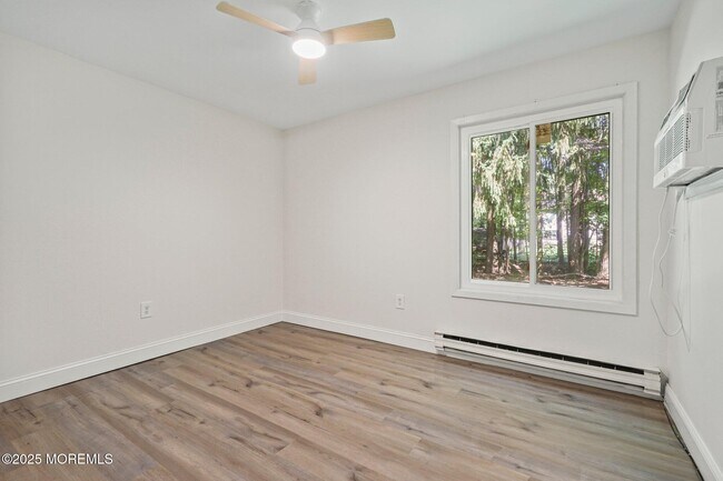 Building Photo - 60 Amberly Dr