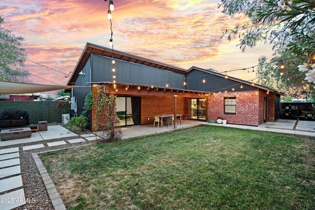Building Photo - 358 E Whitton Ave