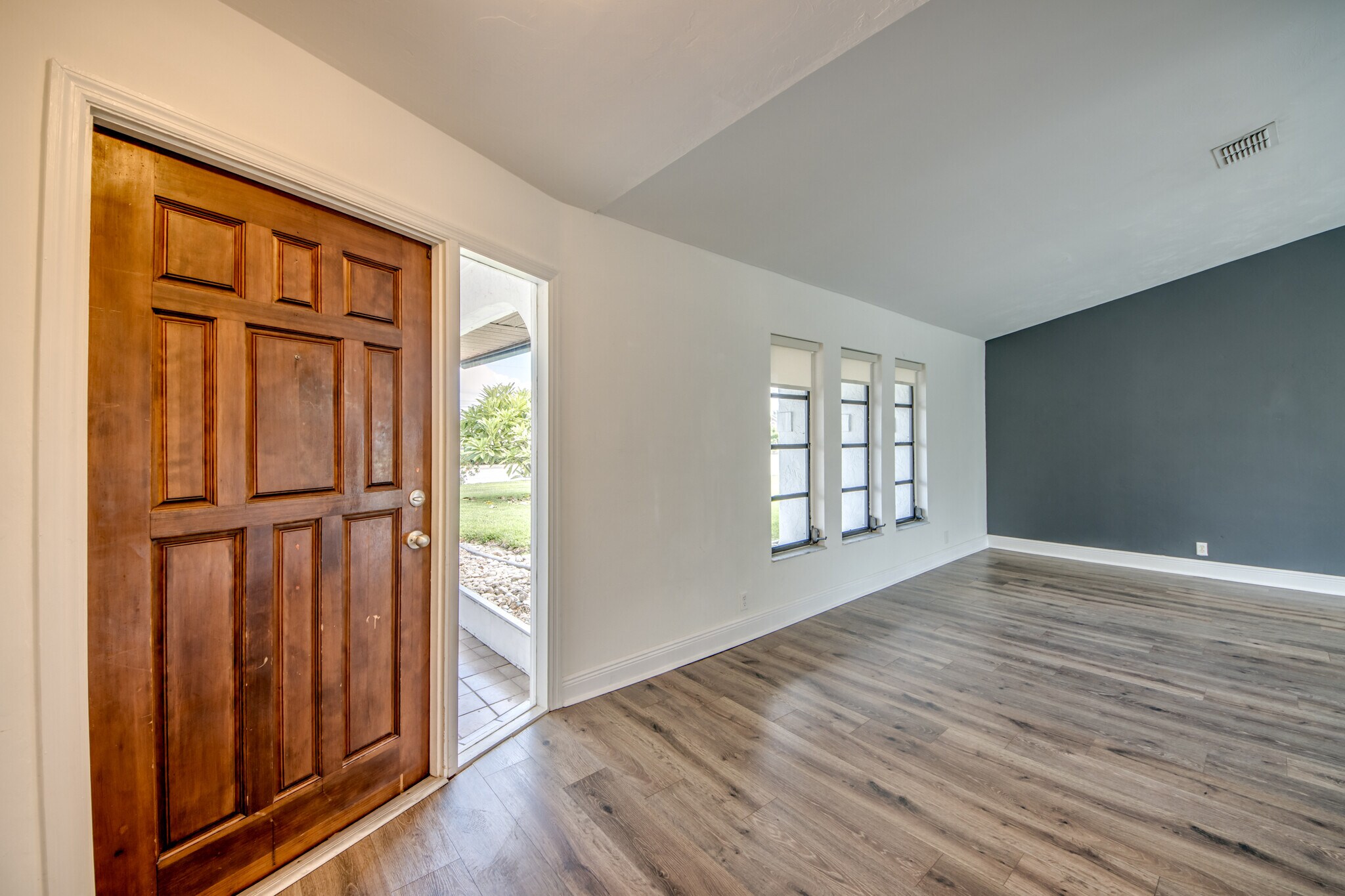 Enter this lovely home with vaulted living/dining combination room. - 2316 Everest Pky