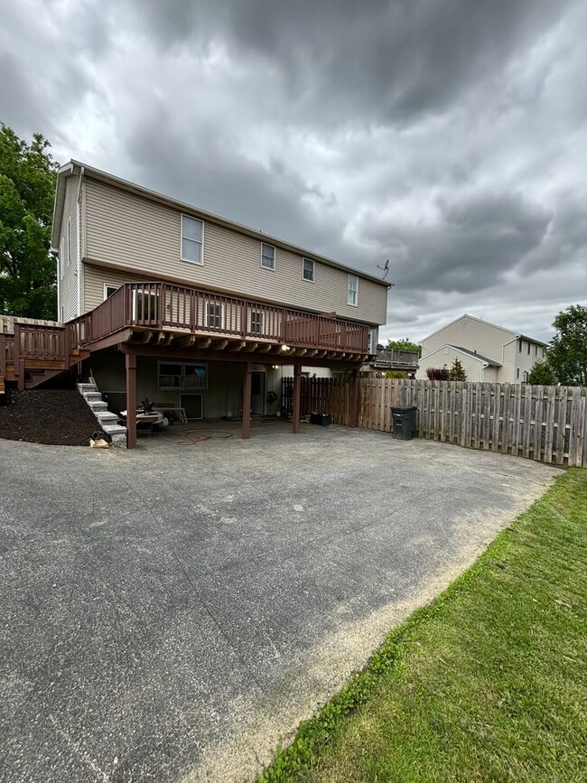 Building Photo - Gorgeous 3 Bedroom 1.5 Bathroom with Huge ...