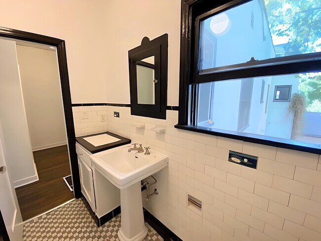 Building Photo - 920 N Hoover St