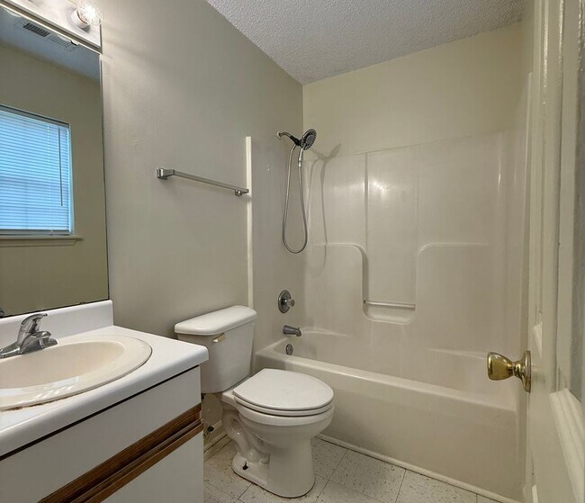 Building Photo - 3200 Parkway Ct