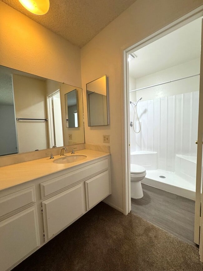 Building Photo - Spacious 3+2.5 Townhome in Woodbridge Park