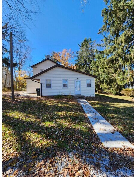 Building Photo - 576 High St NE