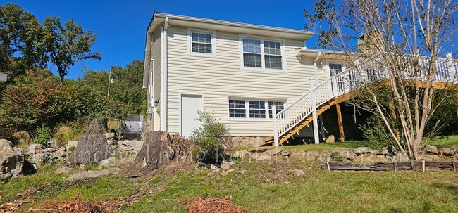Building Photo - Cozy home with a stunning view!