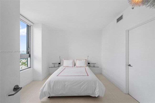 Building Photo - 90 SW 3rd St