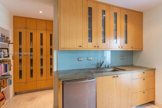 Building Photo - 1123 Bay Dr