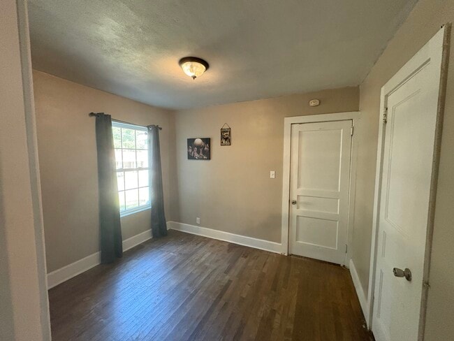 Building Photo - 511 Avondale Ct