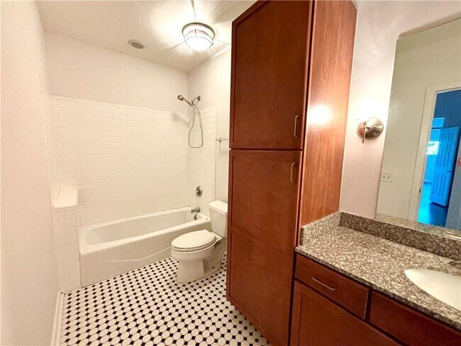 Building Photo - 620 Glen Iris Dr NE