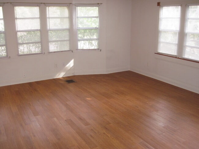 Building Photo - 916 S Christiana Ave