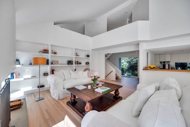 Building Photo - 3 Lynda Ln