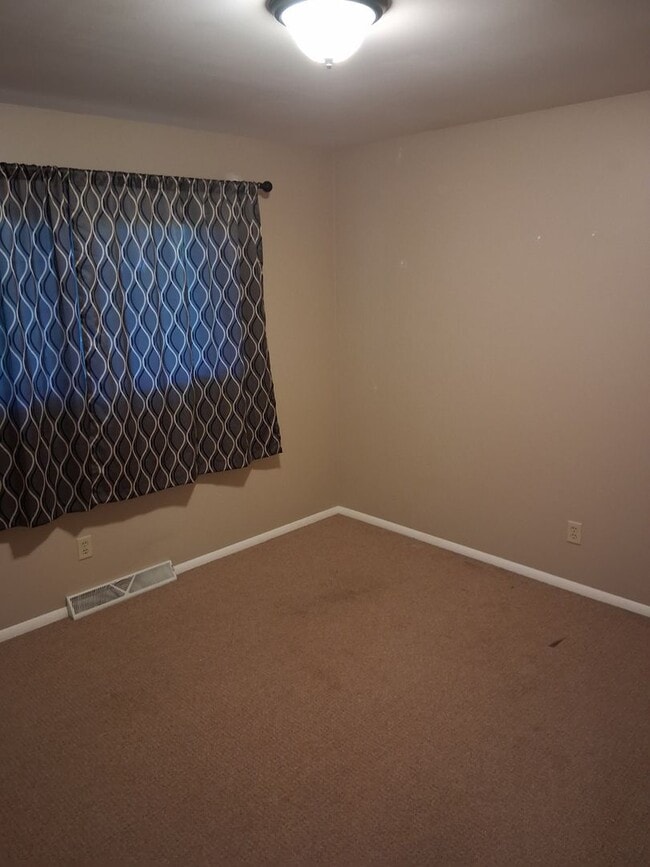 Building Photo - Charming 3 Bed 1.5 Bath Home!