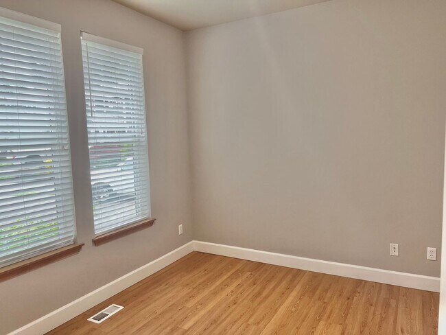Building Photo - Must See! Beautiful 3bd/ + Bonus Rm/2.5 bath/ Primary Bed on Main/ /Heat Pump/Updated Features