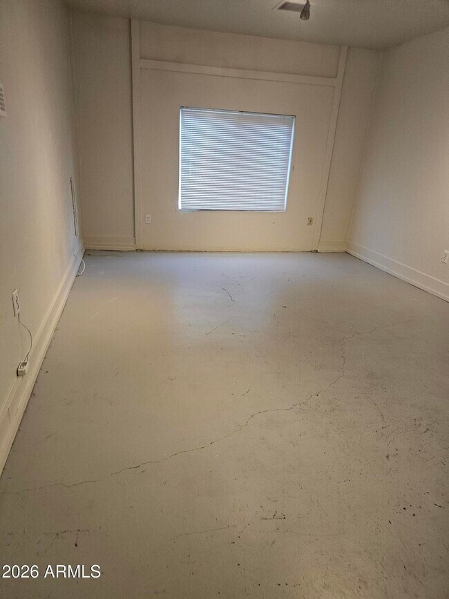 Building Photo - 587 E Charles Dr