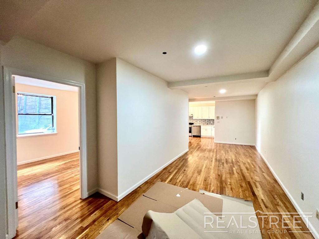 Building Photo - Spacious 2 Bedroom in Williamsburg!