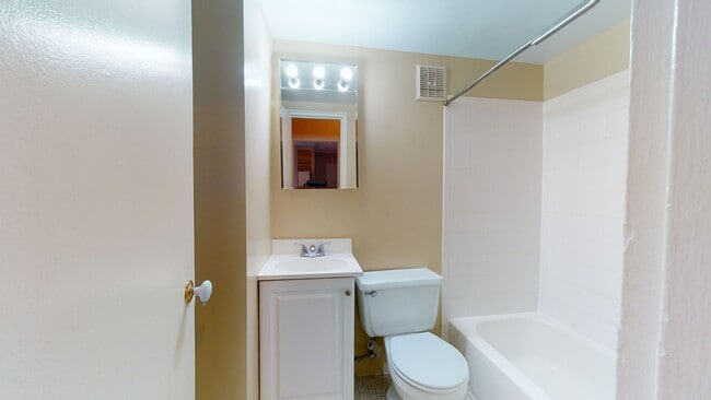 Building Photo - Dupont East Studio Apartment W/Private Roo...