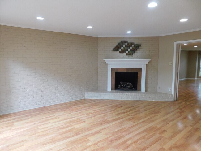 Building Photo - 472 N Post Oak Ln