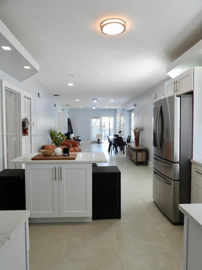 Building Photo - 715 Hollywood Blvd