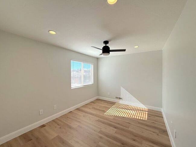 Building Photo - 4 bed, 2.5 bath duplex w/2 car garage