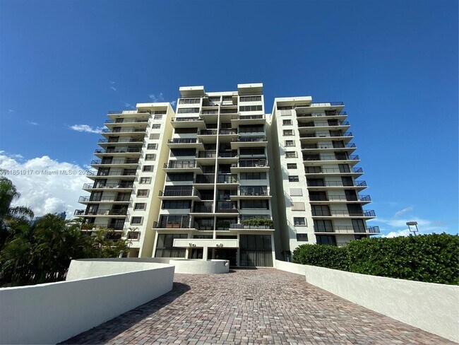 Building Photo - 801 N Venetian Dr