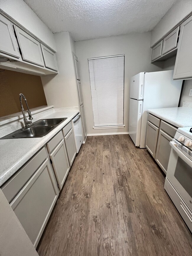 Building Photo - Newly Renovated Duplex - Northwest San Ant...