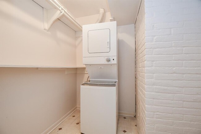 Building Photo - 2824 Briarhurst Dr