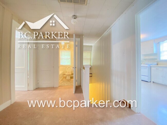 Building Photo - 2 Bedroom, 1 Bath - Apartment