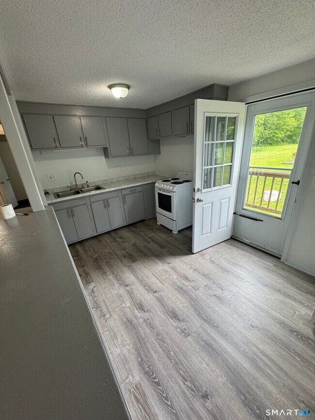 Building Photo - 13 White Oak Rd