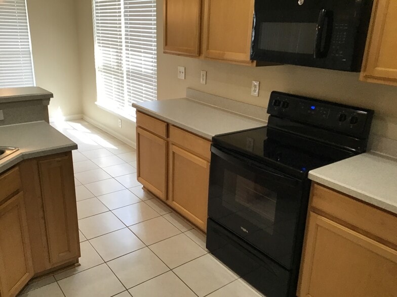 Building Photo - 671 Southland Ln