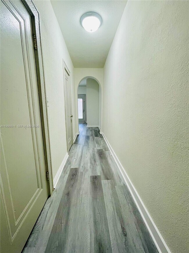 Building Photo - 442 SW 10th Ave