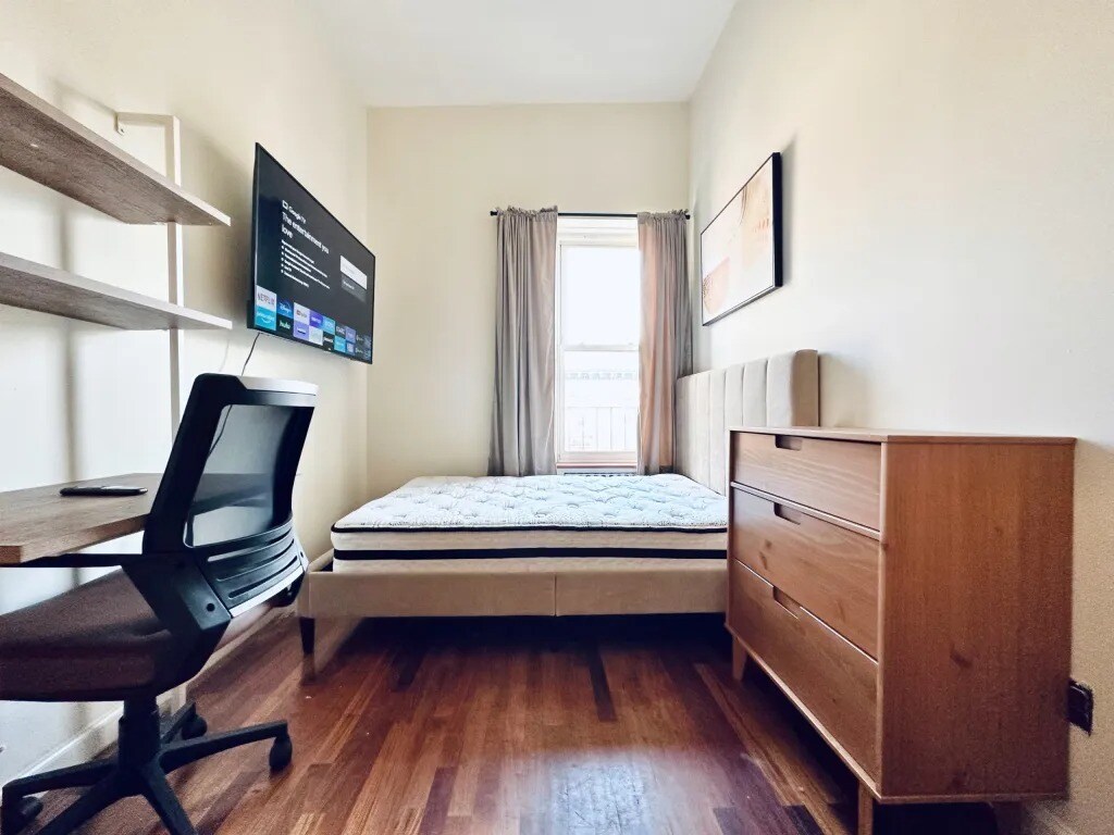 Building Photo - Furnished room/NOT APARTMENT