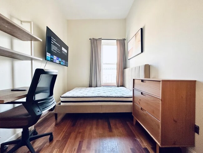 Building Photo - Furnished room/NOT APARTMENT