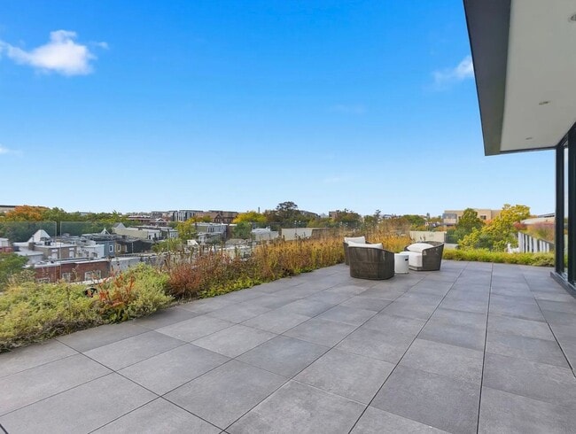 Building Photo - " Coming Soon " Top Floor 1 bed  + 1 bath Condo in DC // Fantastic Views