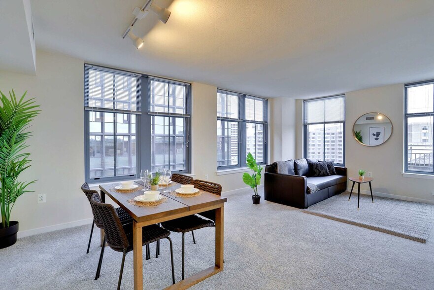 Building Photo - 550 14th St S